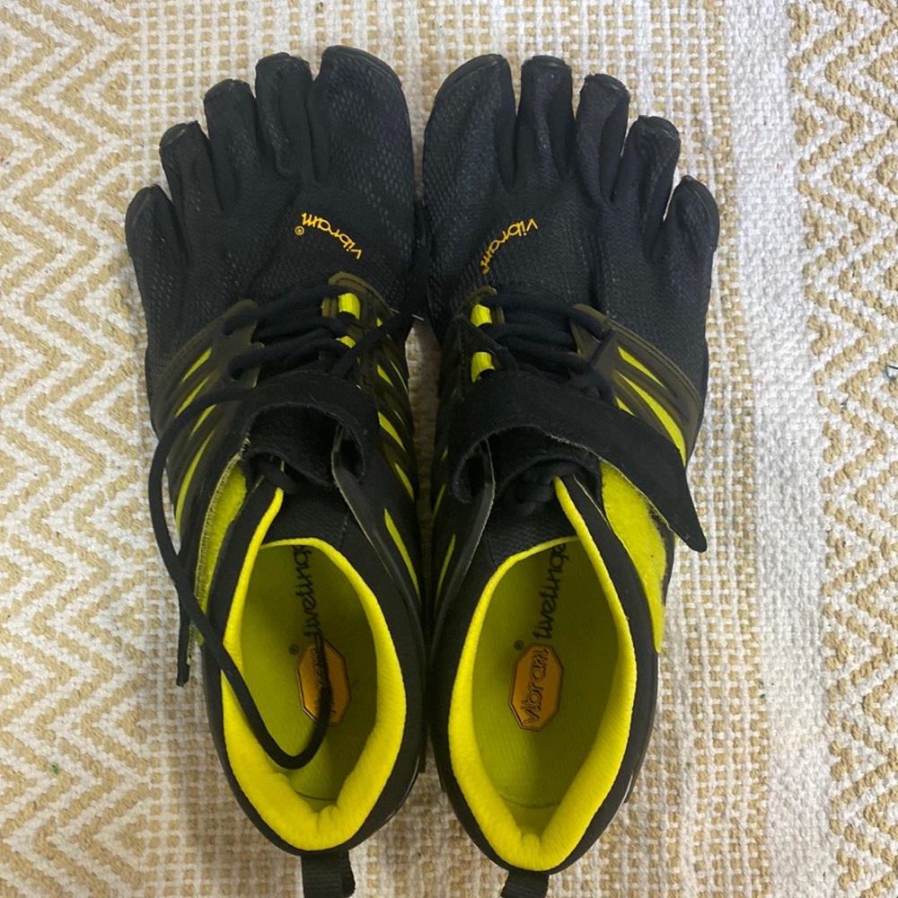 Men’s Vibram running shoes size 11